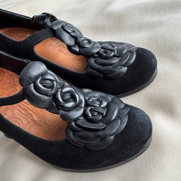 Chie Mahara Suede Pumps with Floral Leather T-Strap in Black, size 38 - Picture 4 of 10